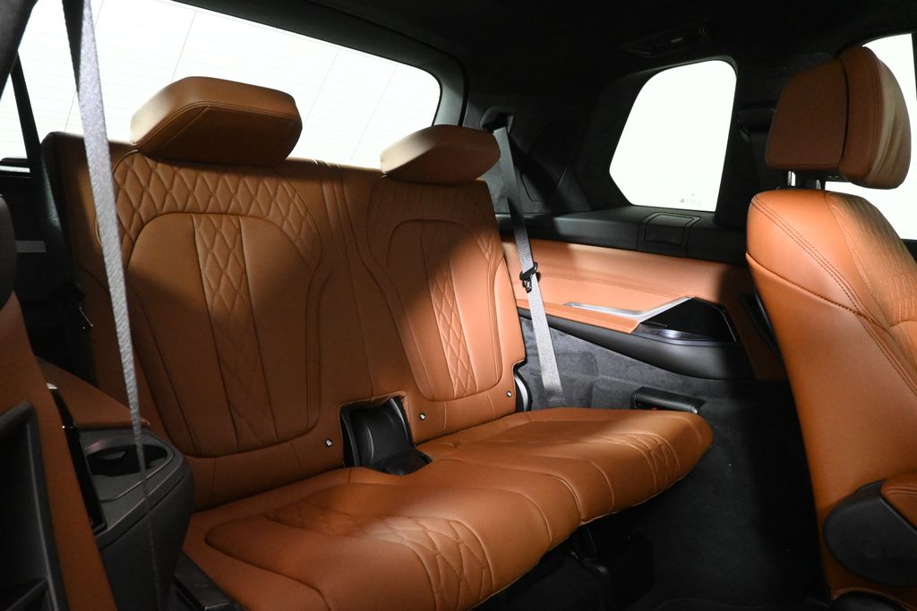 Thumbnail: 2027 BMW X7 - 32