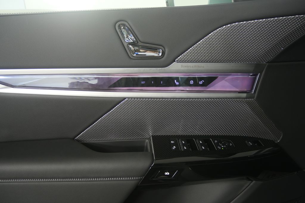 Thumbnail: 2026 BMW i7 - 8