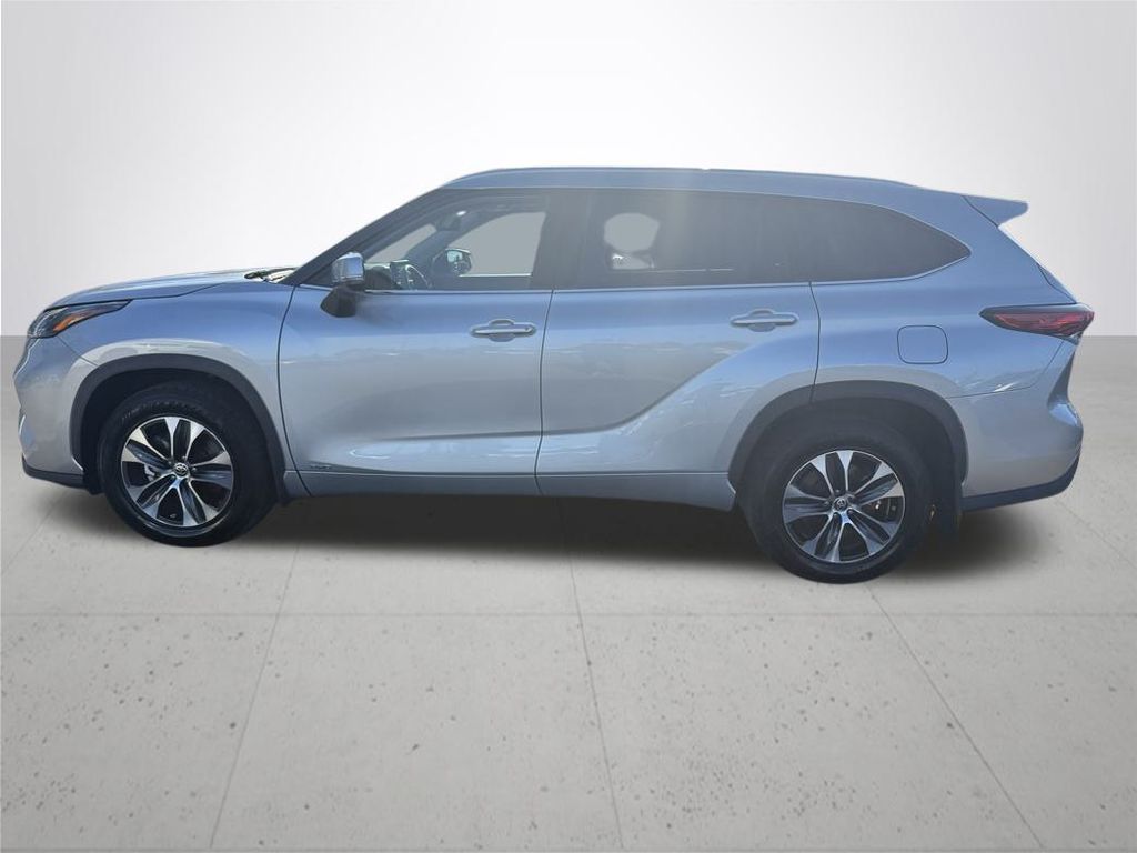 2022 Toyota Highlander Hybrid XLE