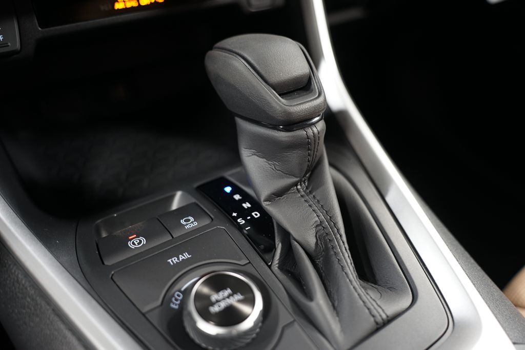 2025 Toyota RAV4 LE 21
