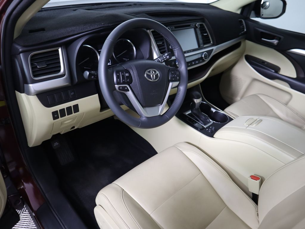Thumbnail: 2016 Toyota Highlander - 8