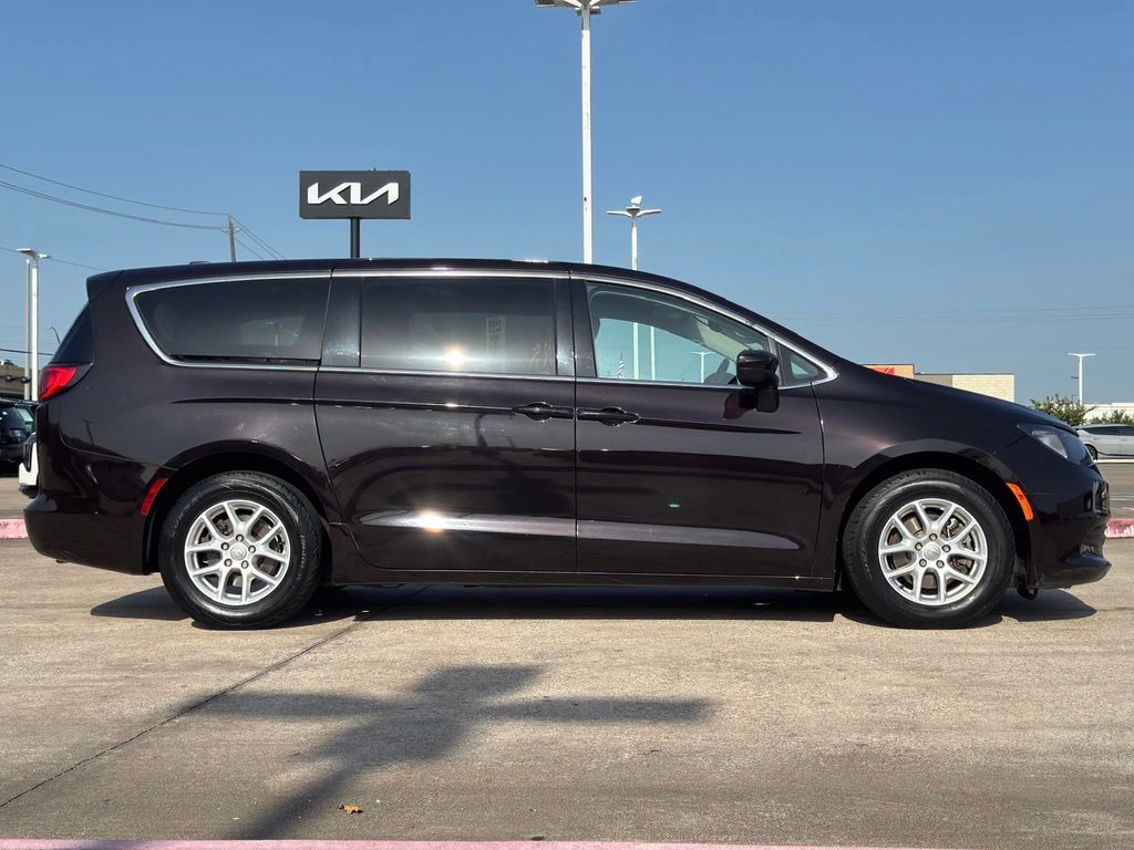 2017 Chrysler Pacifica LX - 9