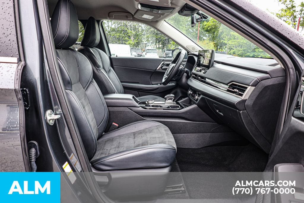 Used 2025 Gray Mitsubishi SE image 22