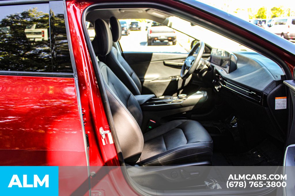 Used 2023 Red Kia Wind image 21