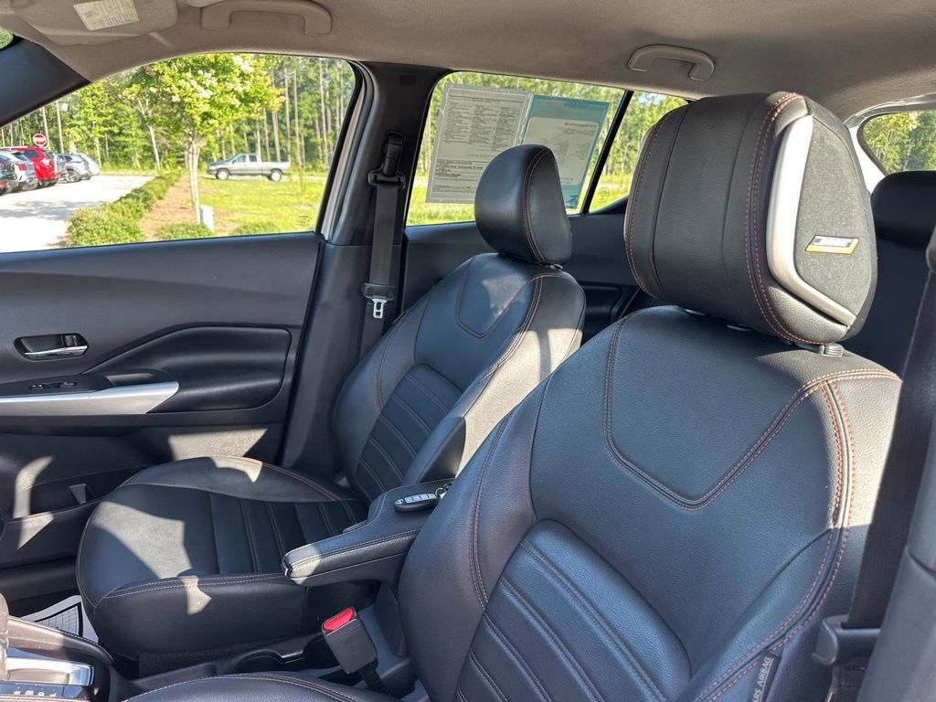 2020 Aspen White/Super Black Nissan Kicks SR FWD SUV