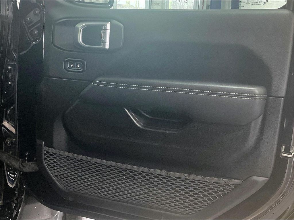 2023 Jeep Wrangler — photo 12
