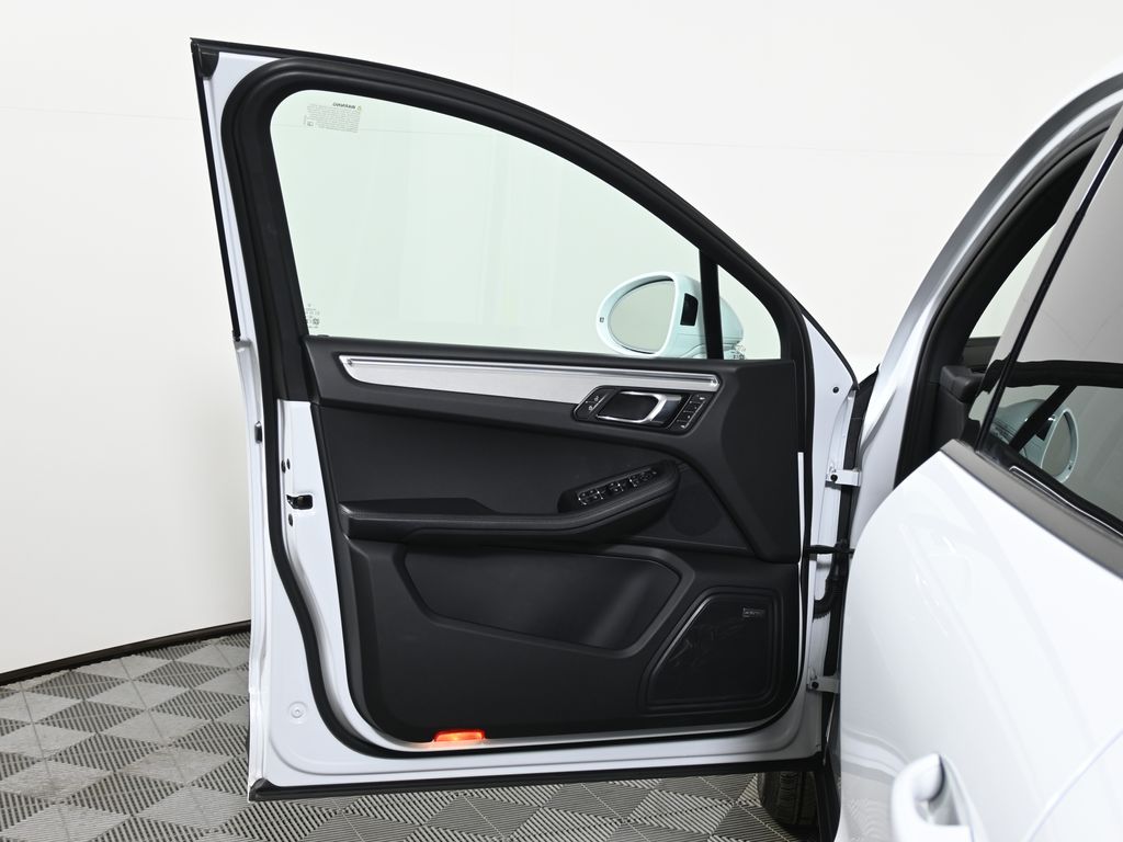 Thumbnail: 2025 Porsche Macan - 32