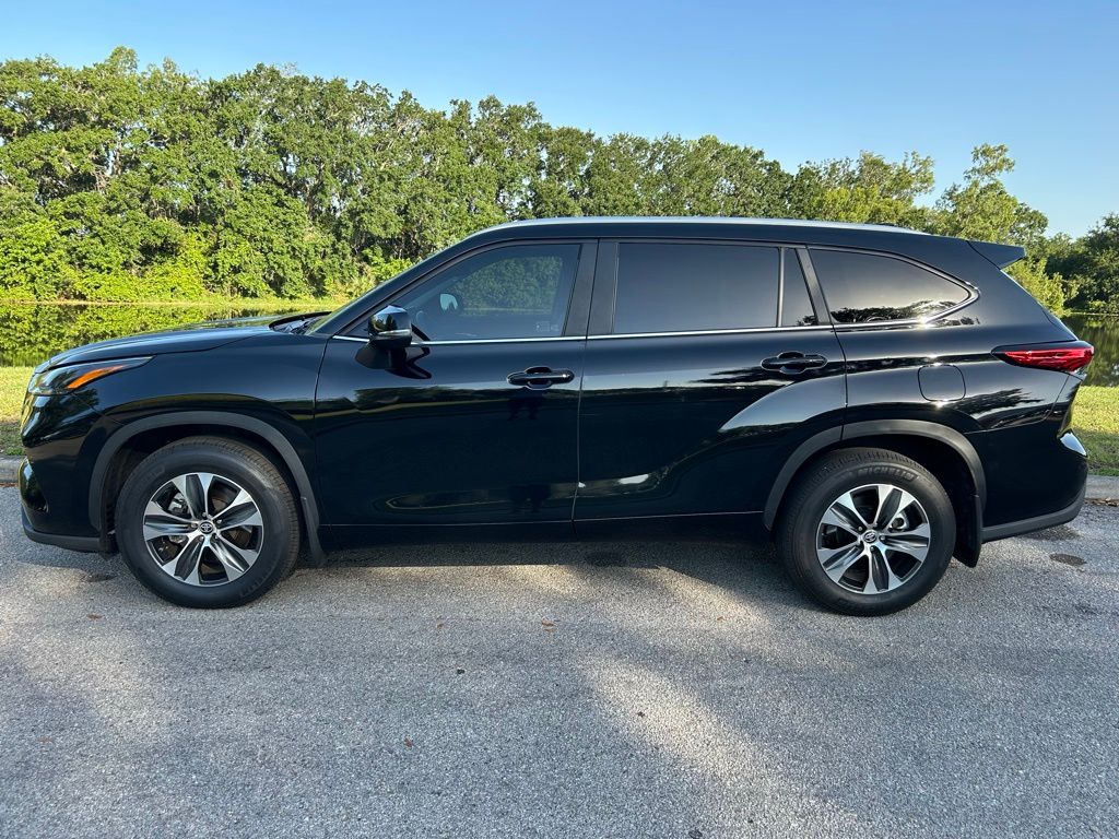 2023 Toyota Highlander XLE 2
