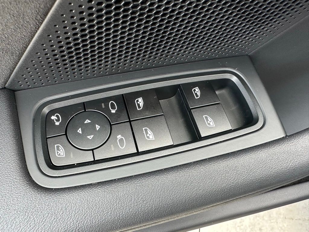 Thumbnail: 2025 Porsche Taycan - 21