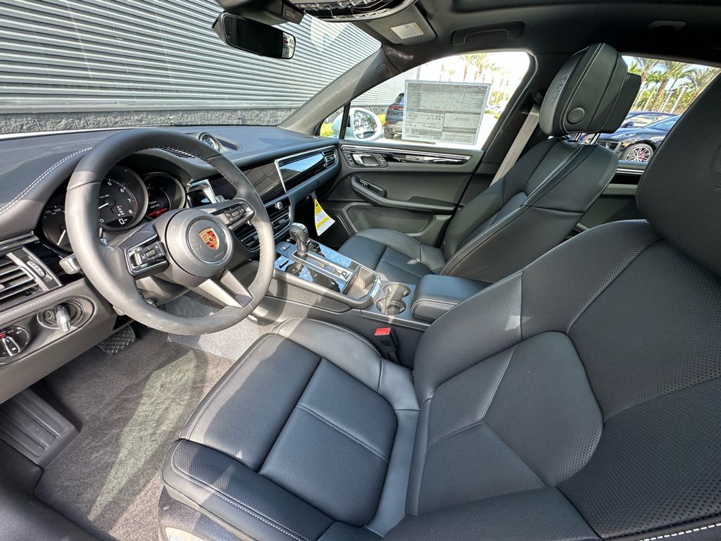 Thumbnail: 2026 Porsche Macan - 4