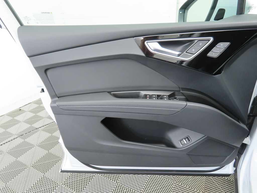 2025 Audi Q4 e-tron  24