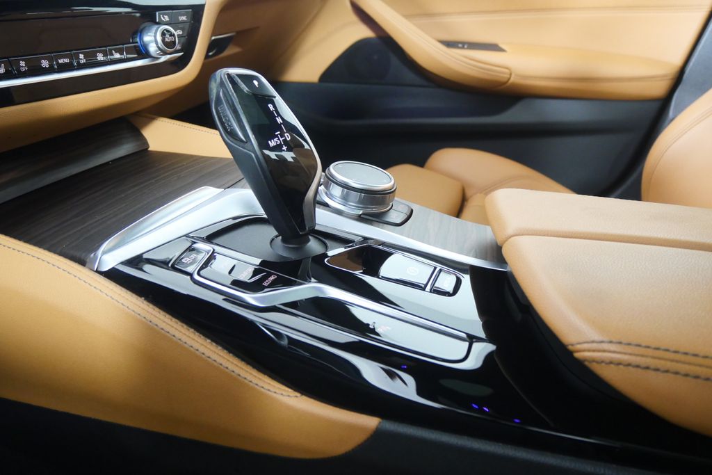 Thumbnail: 2023 BMW 5 Series - 23