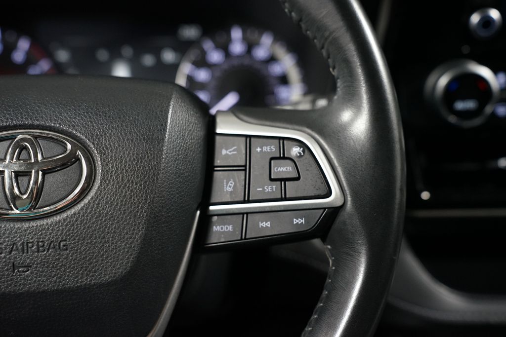 Thumbnail: 2023 Toyota Highlander - 13