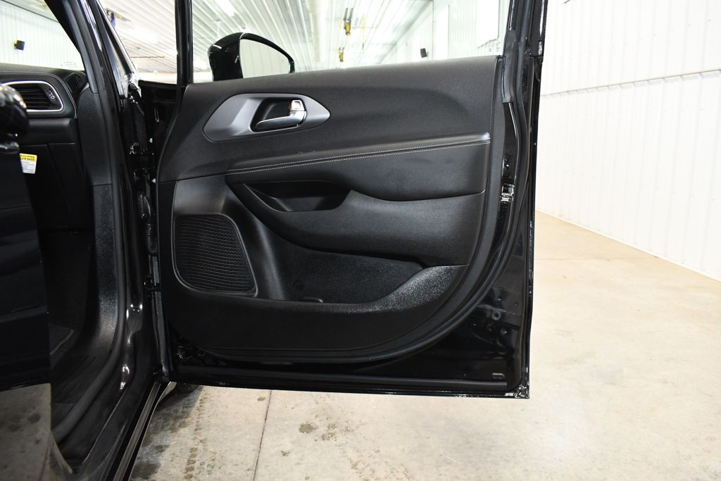 Used 2026 Black Chrysler Select image 23