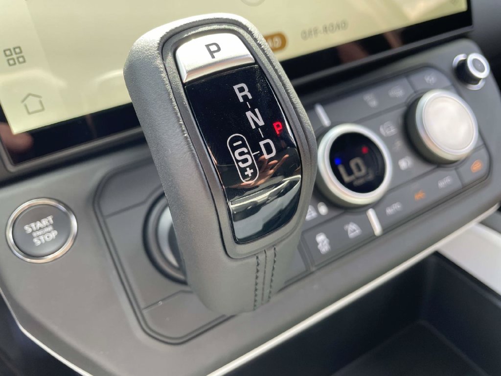New 2026 Black Land Rover X-Dynamic SE image 30