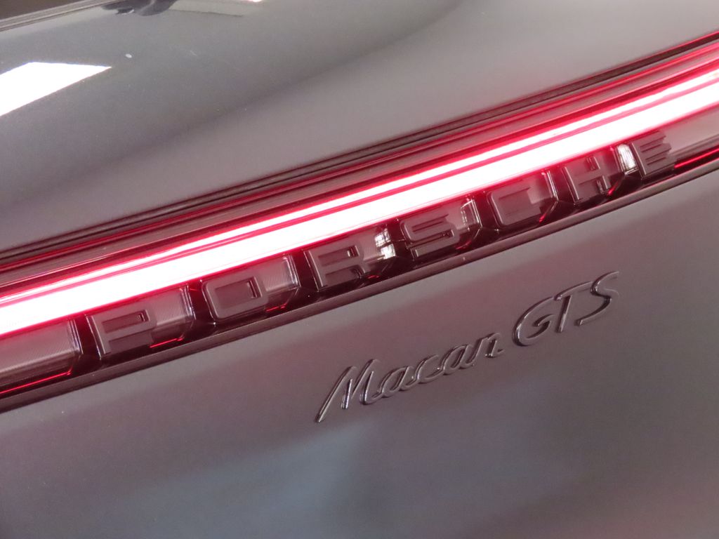 Thumbnail: 2026 Porsche Macan - 12