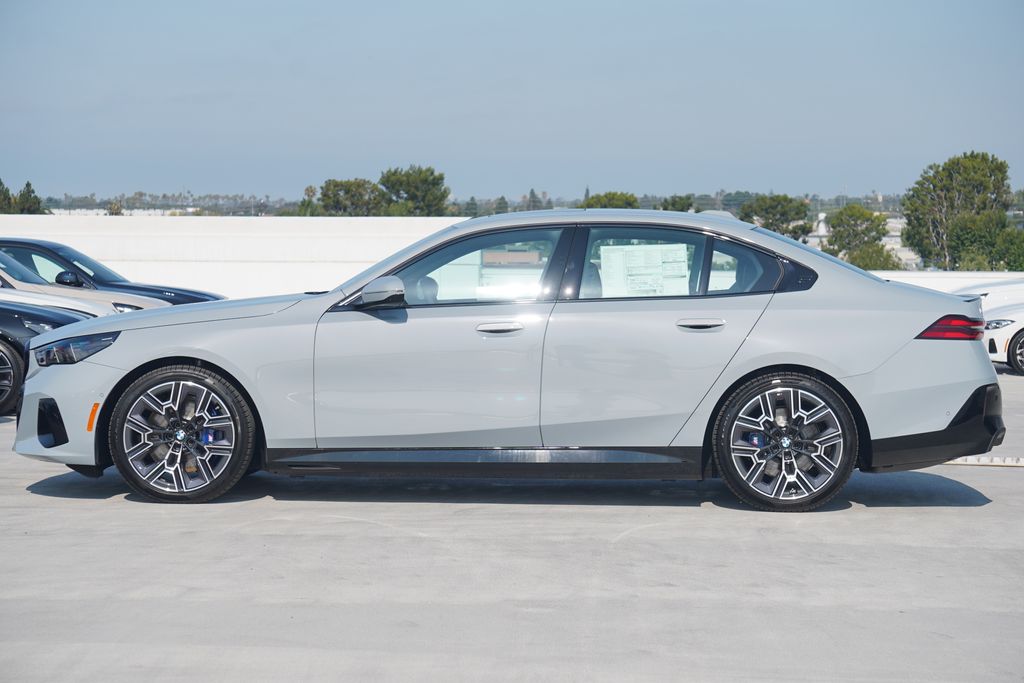 Thumbnail: 2026 BMW i5 - 4