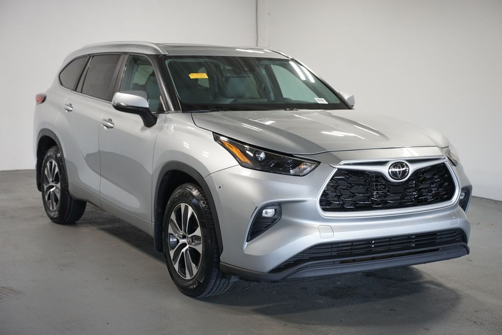 Thumbnail: 2023 Toyota Highlander - 3