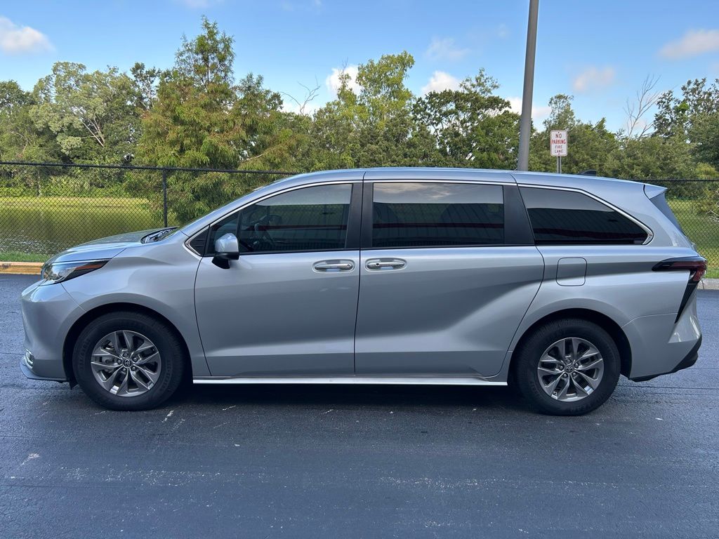Thumbnail: 2023 Toyota Sienna - 2