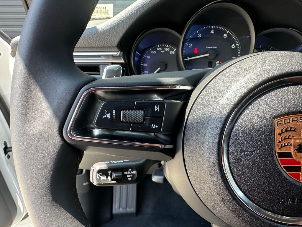 2024 Porsche Macan  18