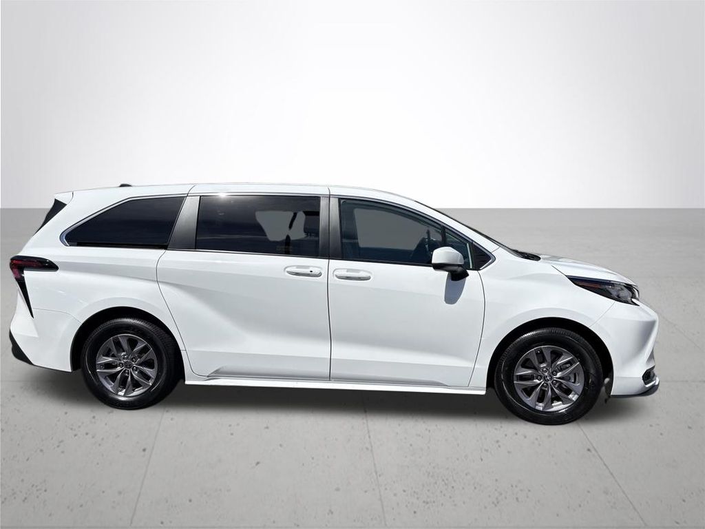 2023 Toyota Sienna LE