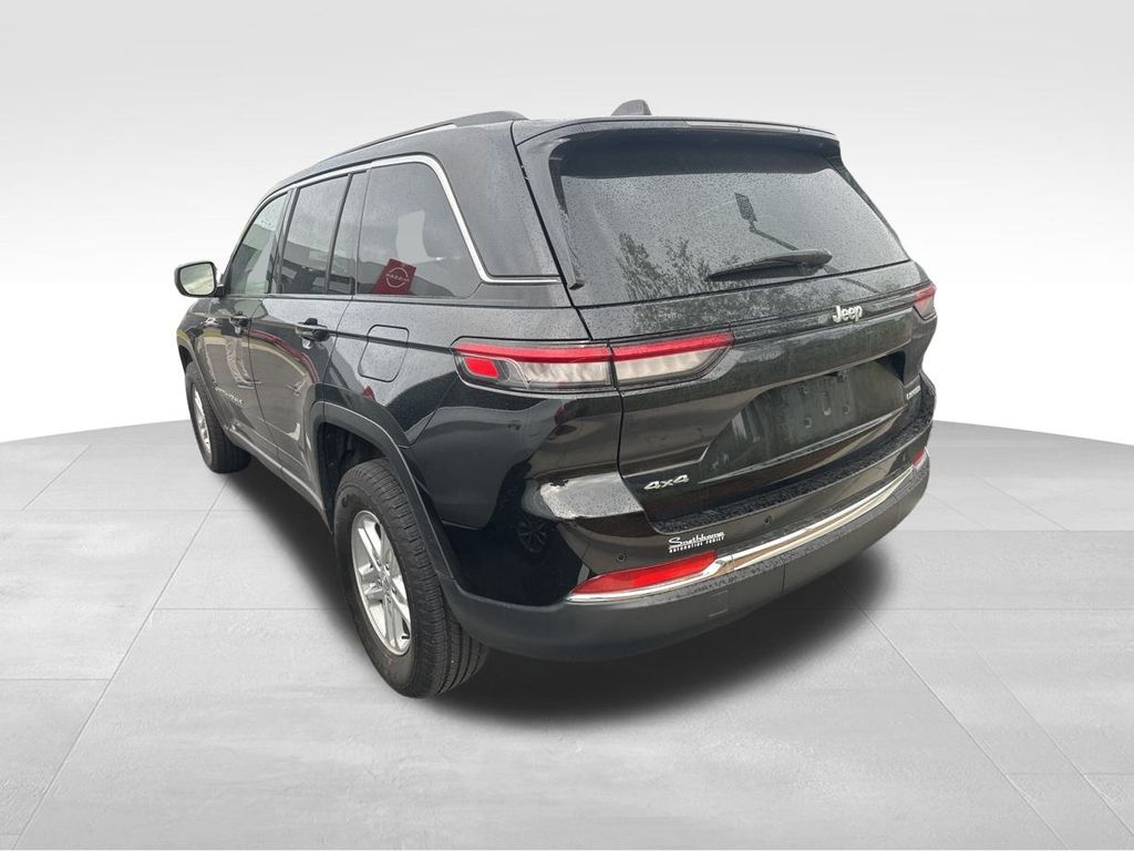 2023 Diamond Black Crystal Pearlcoat Jeep Grand Cherokee Laredo 4X4 SUV