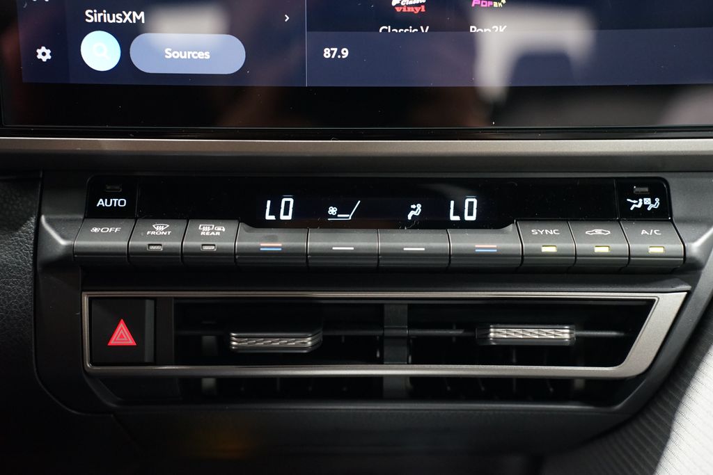 2025 Toyota Camry SE 21