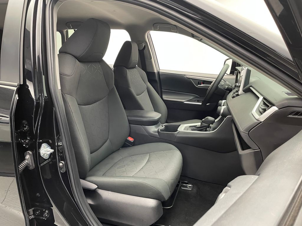 2024 Toyota RAV4 XLE 18