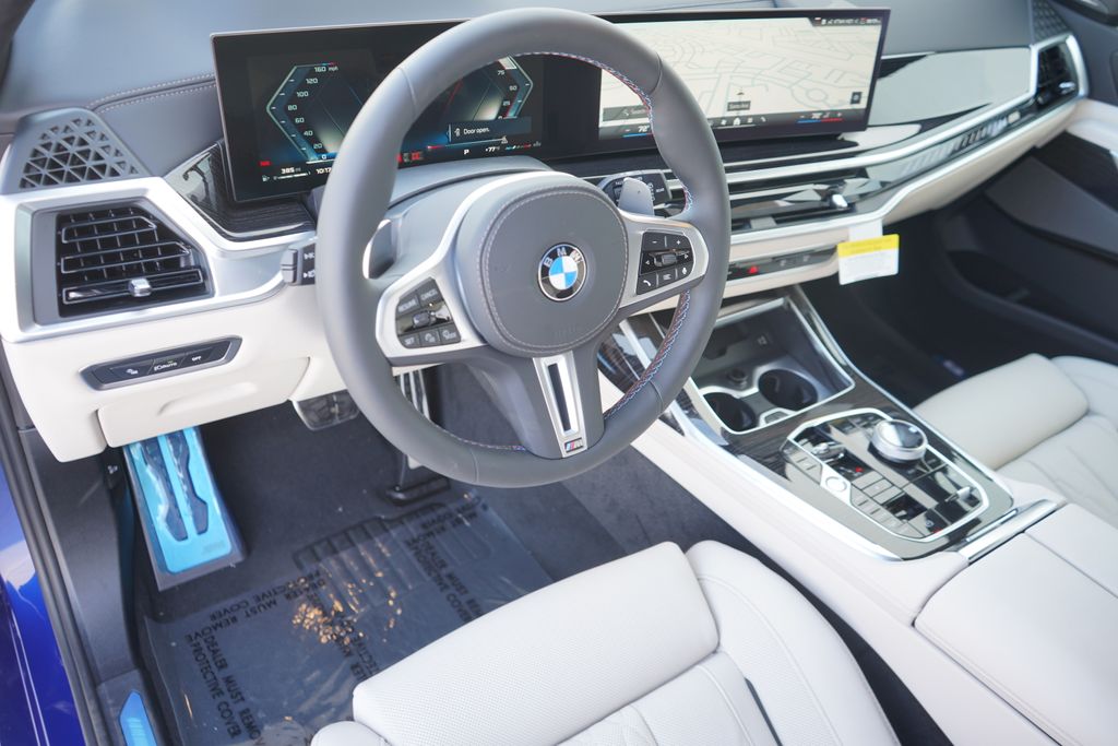 2025 BMW X7 M60i 12