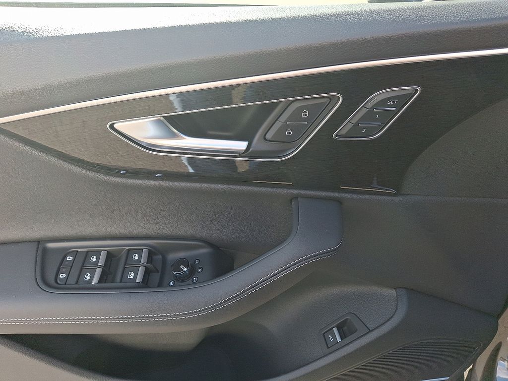 Thumbnail: 2026 Audi Q7 - 9