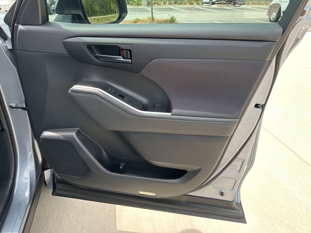 2023 Celestial Silver Metallic Toyota Highlander LE FWD SUV