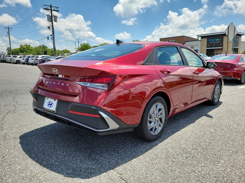 2025 Hyundai Elantra SEL 3