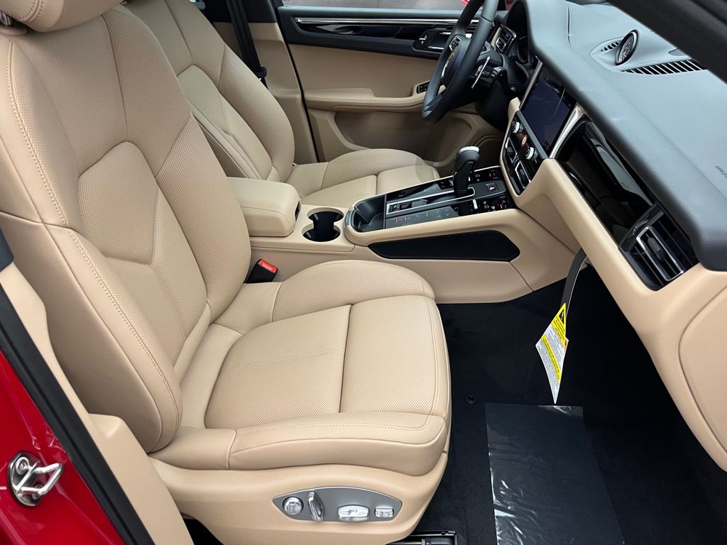 Thumbnail: 2025 Porsche Macan - 28