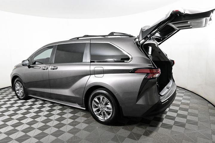 2022 Toyota Sienna XLE 30