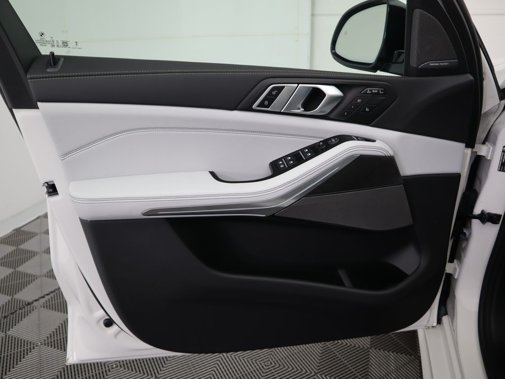 Thumbnail: 2026 BMW X7 - 25