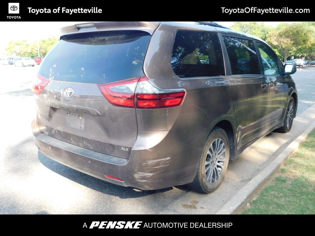 Thumbnail: 2020 Toyota Sienna - 10