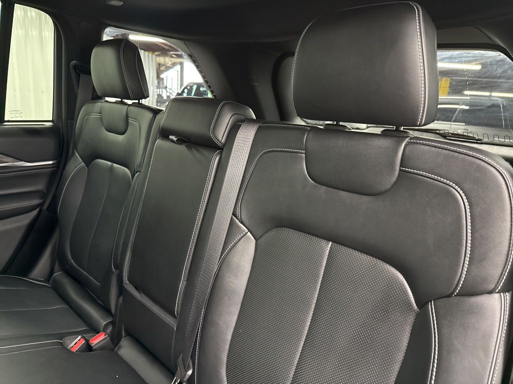 2022 Jeep Grand Cherokee Overland - 11