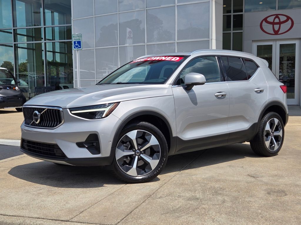  2024 Volvo XC40 B5 Plus Bright Theme AWD   