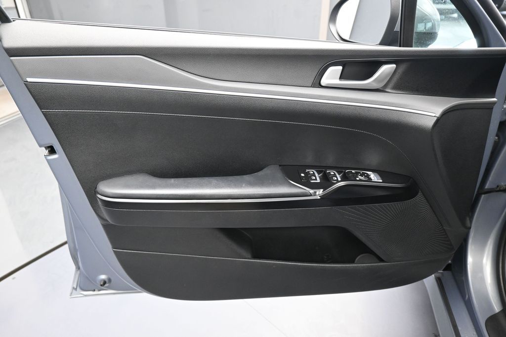 Used 2024 Everlasting Silver Kia LXS image 12