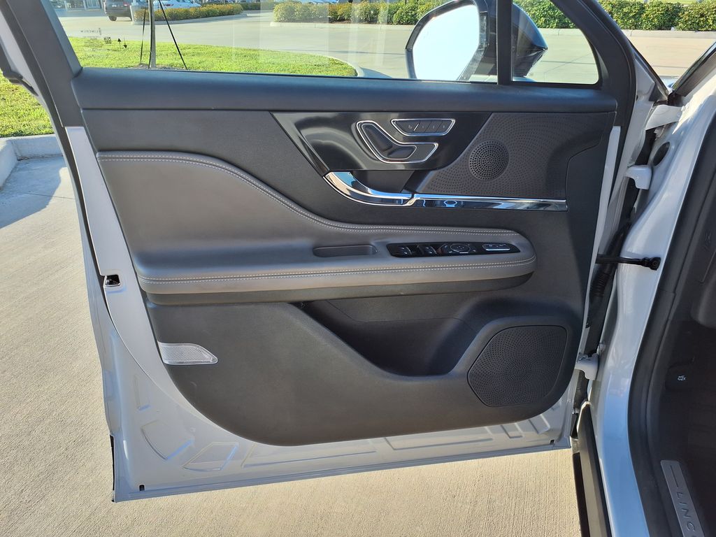 Used 2025 White Lincoln Premiere image 11