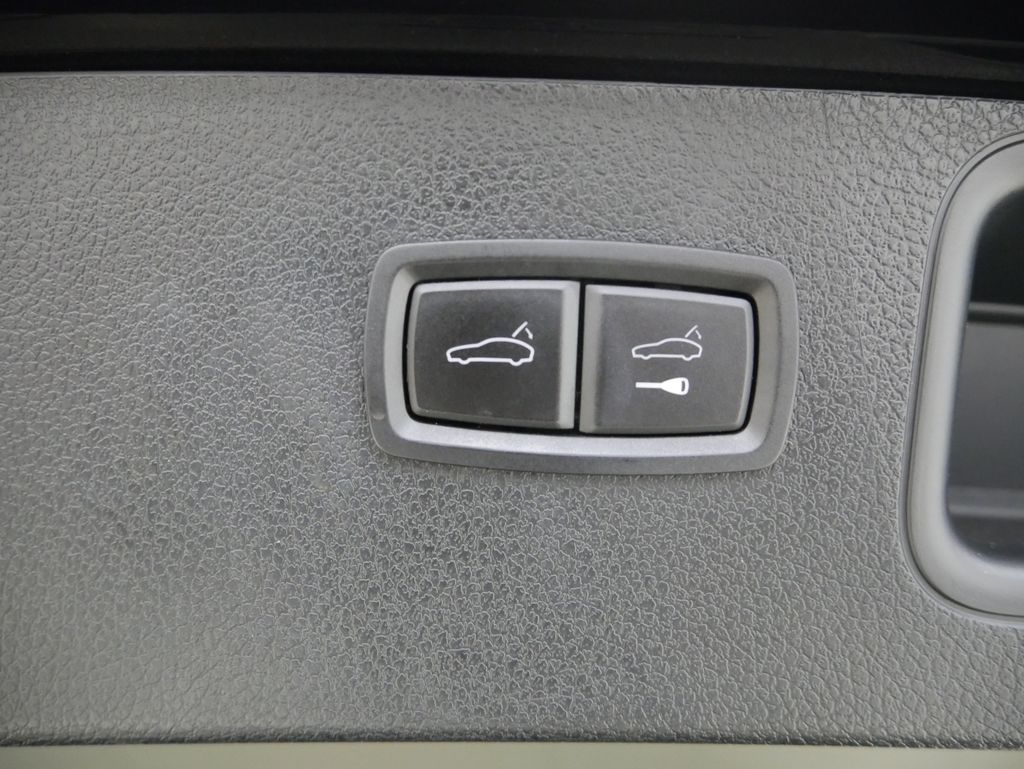 Thumbnail: 2023 Porsche Macan - 26