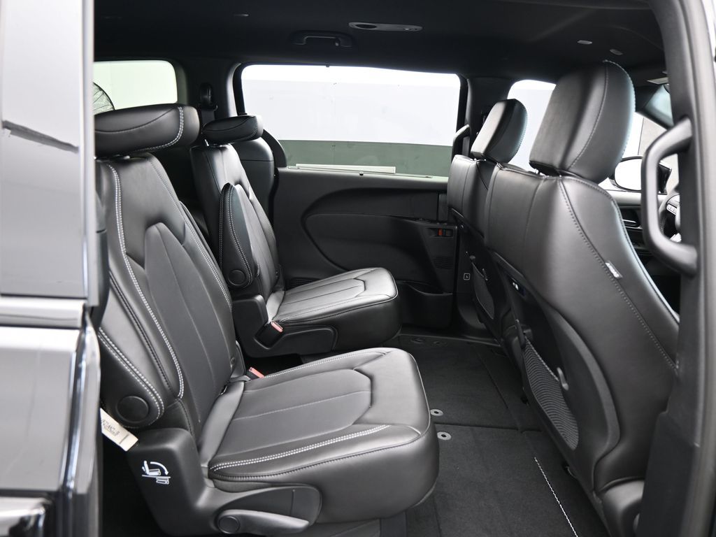New 2026 Diamond Black Crystal Pearlcoat Chrysler Select image 41