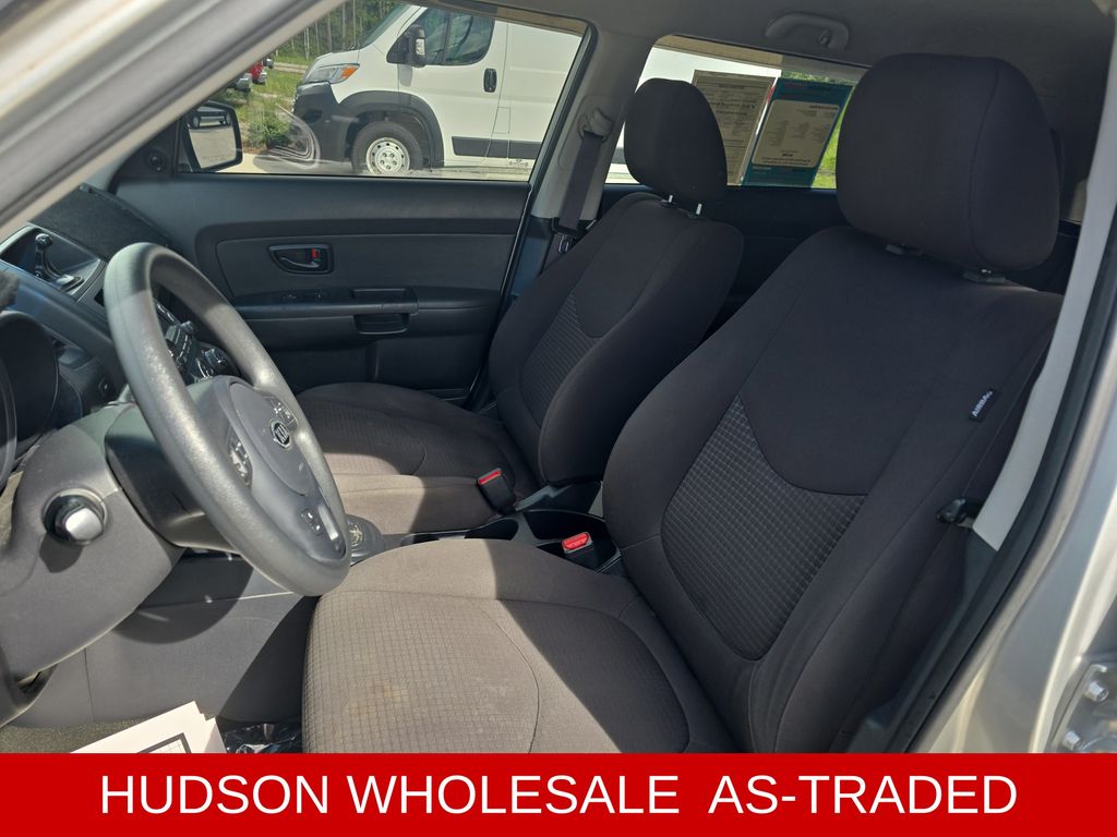 2012 Bright Silver Kia Soul Base FWD Hatchback