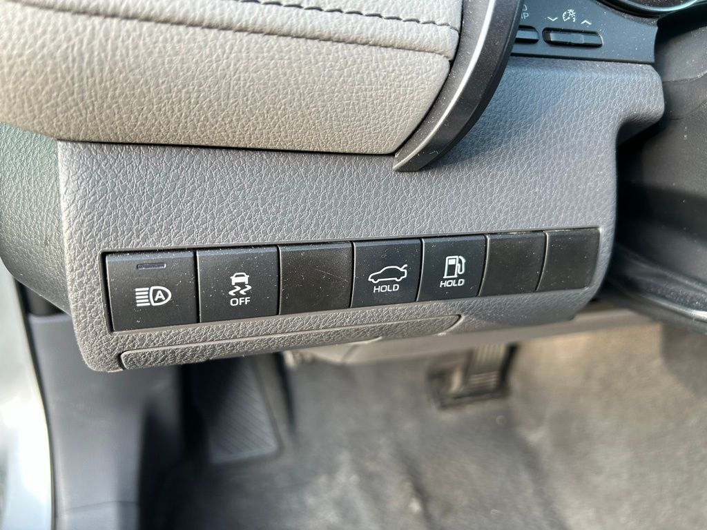 2021 Toyota Camry SE 18
