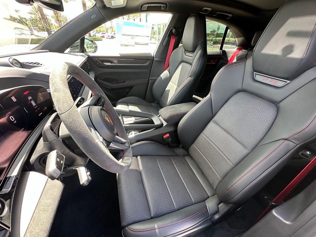 Thumbnail: 2026 Porsche Macan - 5