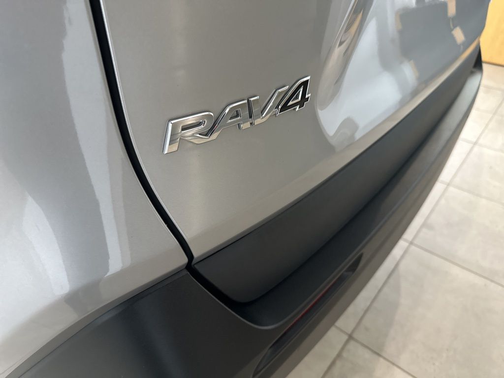 2021 Toyota RAV4 XLE 23