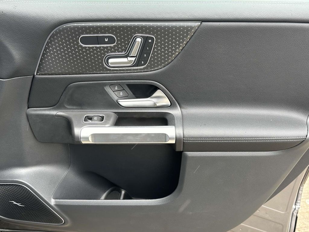 2024 Mercedes-Benz GLB 250 12