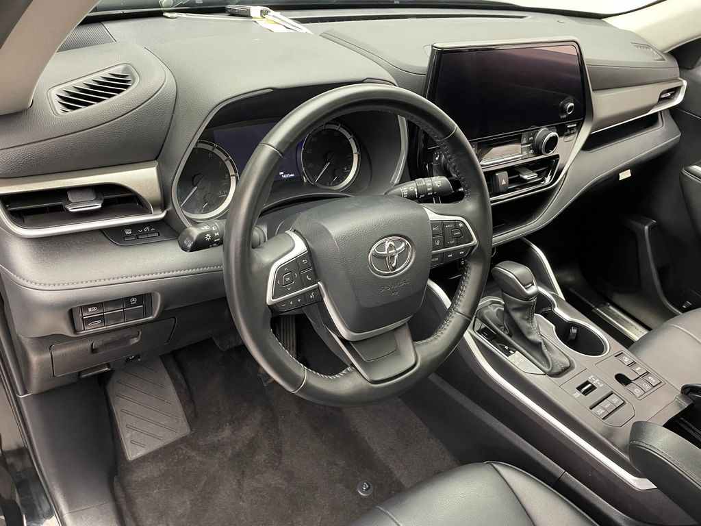 Thumbnail: 2023 Toyota Highlander - 11