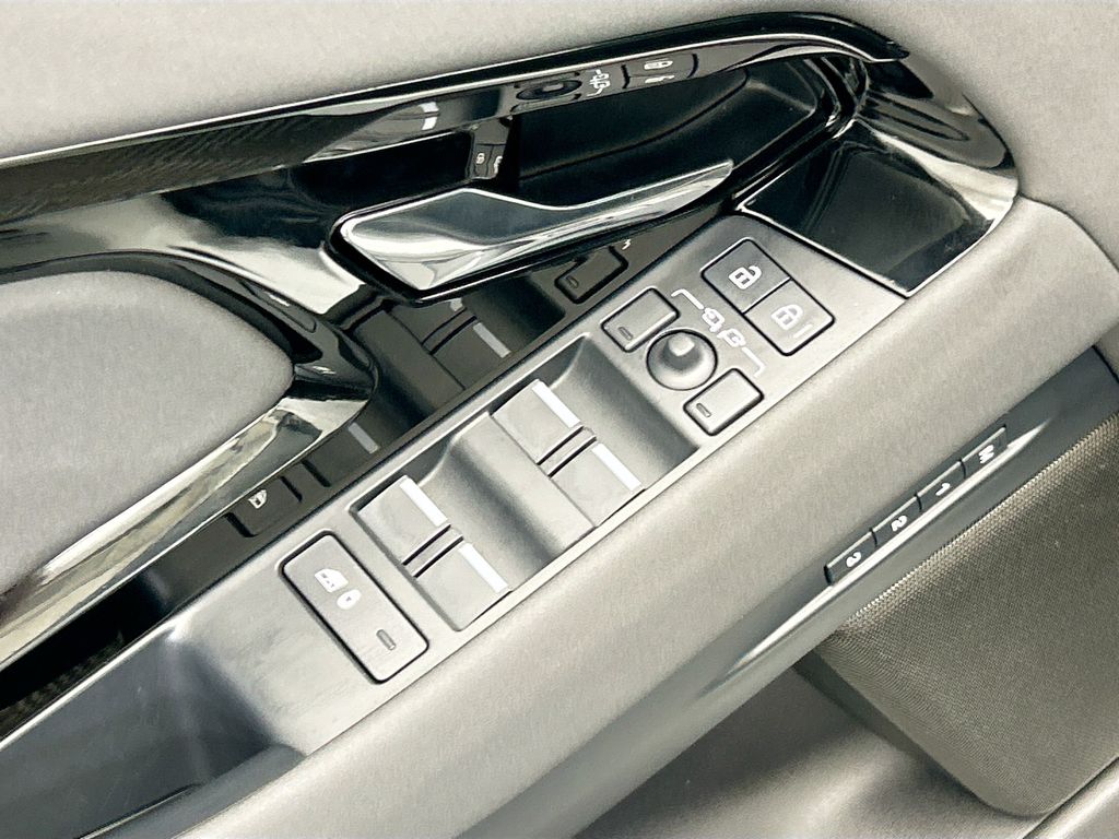 Thumbnail: 2025 Land Rover Range Rover Evoque - 22