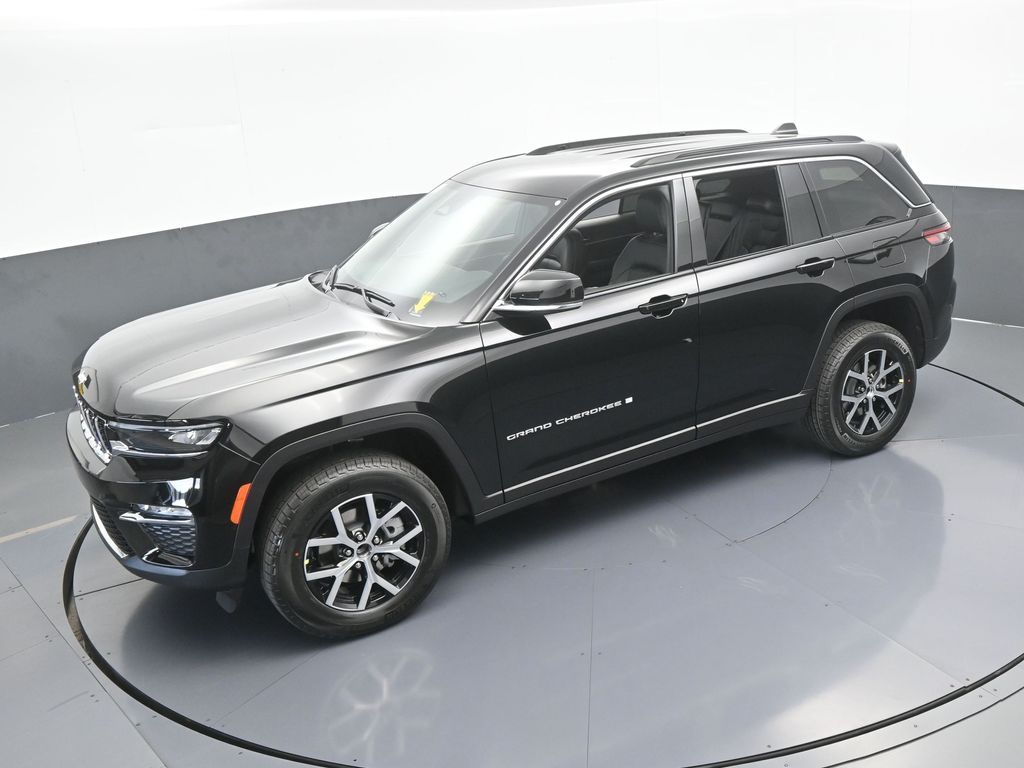 Used 2025 Diamond Black Crystal Pearlcoat Jeep Limited image 36